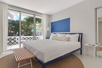 250 Collins Ave in Miami Beach, FL - Building Photo - Building Photo