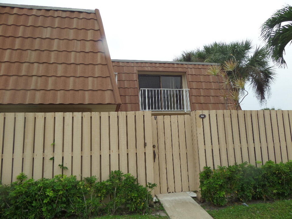 566 Green Springs Pl in West Palm Beach, FL - Building Photo