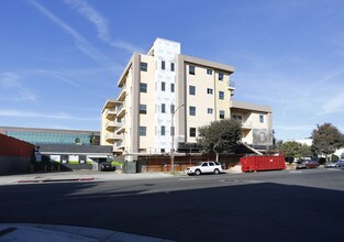 Pacific Luxe in Glendale, CA - Foto de edificio - Building Photo