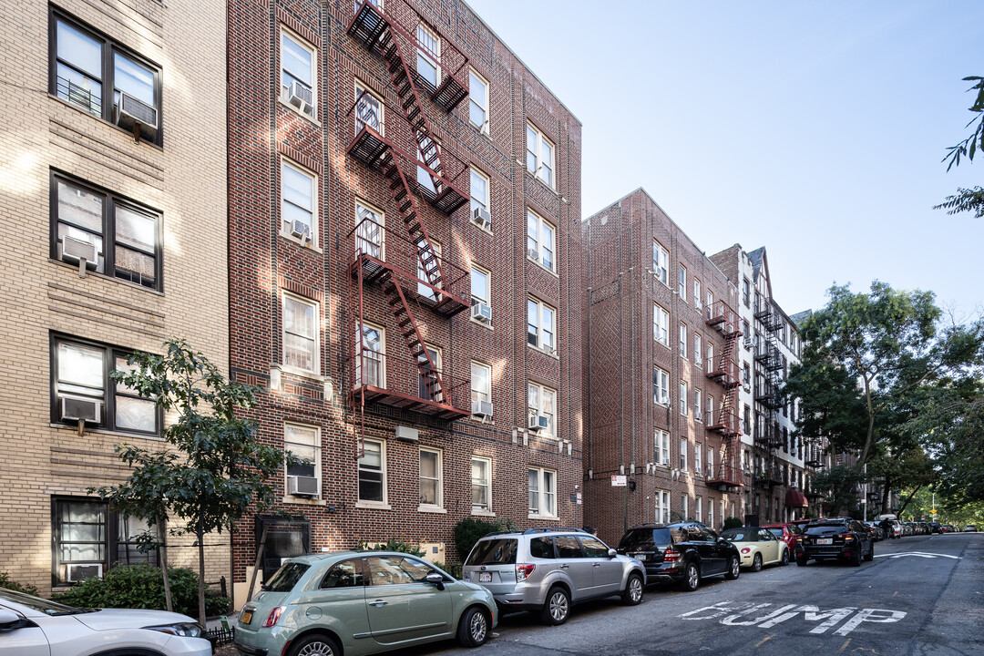 187 Pinehurst Avenue in New York, NY - Building Photo