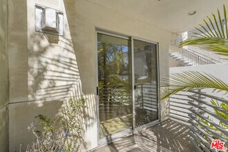 10633 Eastborne Ave in Los Angeles, CA - Building Photo - Building Photo