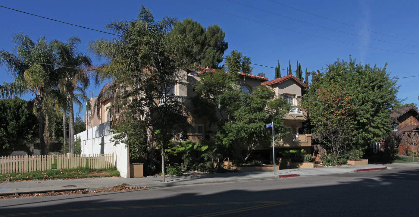 Hacienda De La Fuente in Encino, CA - Building Photo