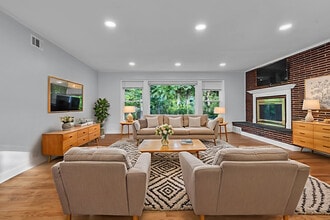 6811 N Kenneth Ave in Lincolnwood, IL - Building Photo - Building Photo