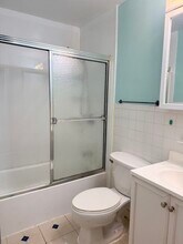 21262 16th Ave in Bayside, NY - Foto de edificio - Building Photo