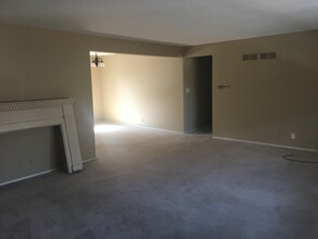 15225 W North Ave, Unit 2. in Brookfield, WI - Building Photo - Building Photo