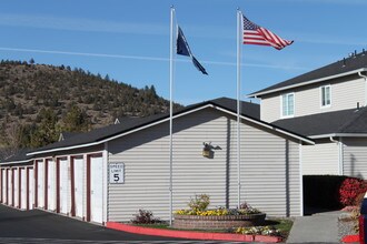 Cedarwest in Bend, OR - Foto de edificio - Building Photo