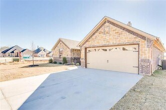 320 Oar Wood Dr in Granbury, TX - Building Photo - Building Photo