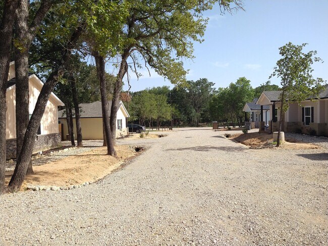 1000 Wooded Hollow Ct in Weatherford, TX - Building Photo - Building Photo