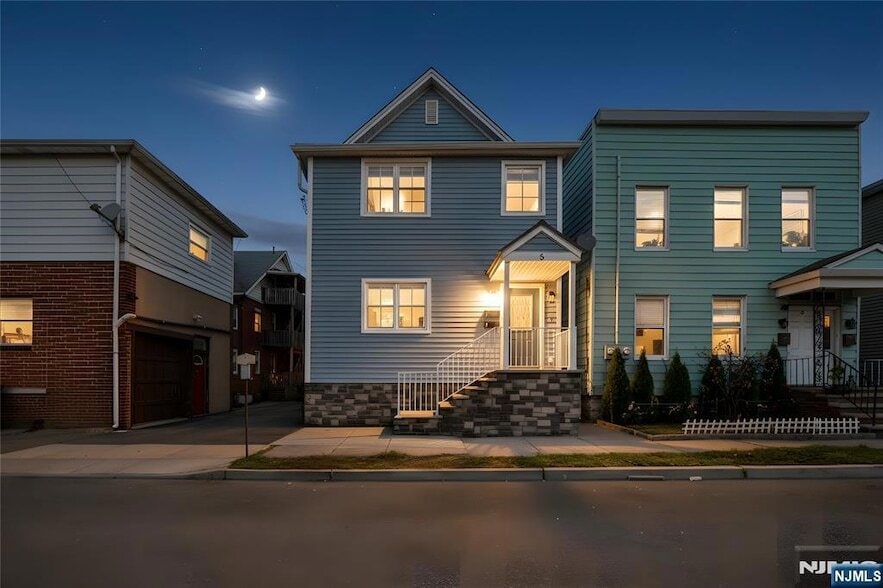 8 Essex St in Nutley, NJ - Building Photo