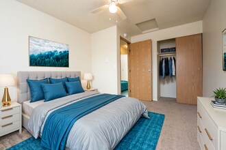 Steele Manor Apartments in Tacoma, WA - Building Photo - Building Photo