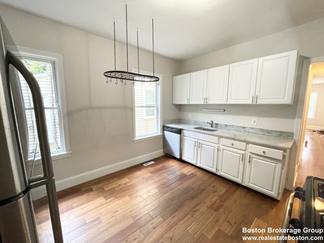 28 Taft St, Unit 1 in Boston, MA - Building Photo - Building Photo