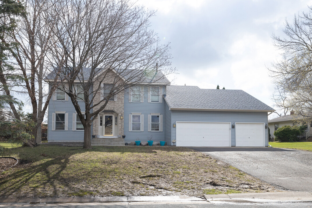 5570 Wood Duck Ct in Shoreview, MN - Building Photo