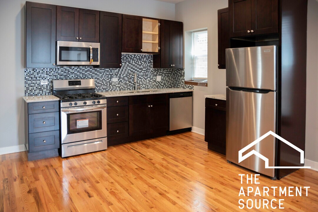 1929 W Montrose Ave in Chicago, IL - Foto de edificio