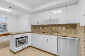 3827 NE 166th St in North Miami Beach, FL - Building Photo - Building Photo