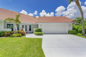 141 Pine Hill Trail W in Tequesta, FL - Foto de edificio - Building Photo