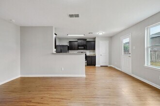 6211 Baywood Cres in San Antonio, TX - Foto de edificio - Building Photo