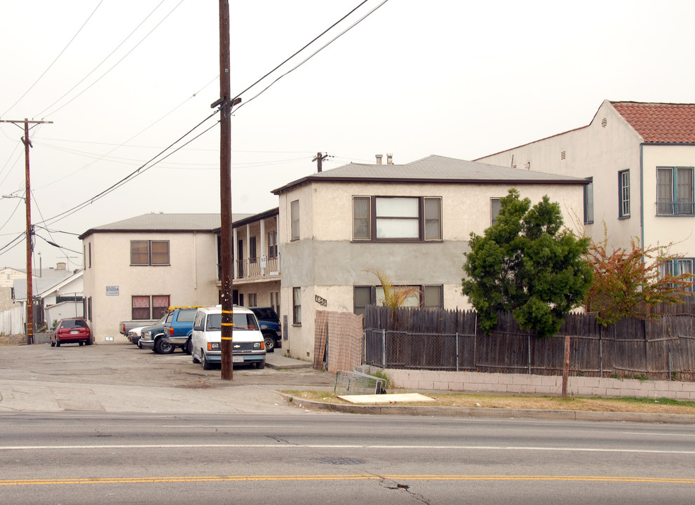 1851 S La Brea Ave in Los Angeles, CA - Foto de edificio