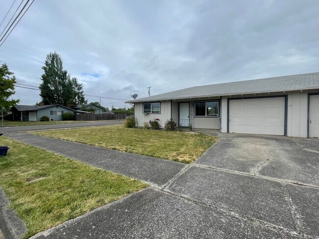 785-795 W Rose St in Lebanon, OR - Building Photo - Building Photo