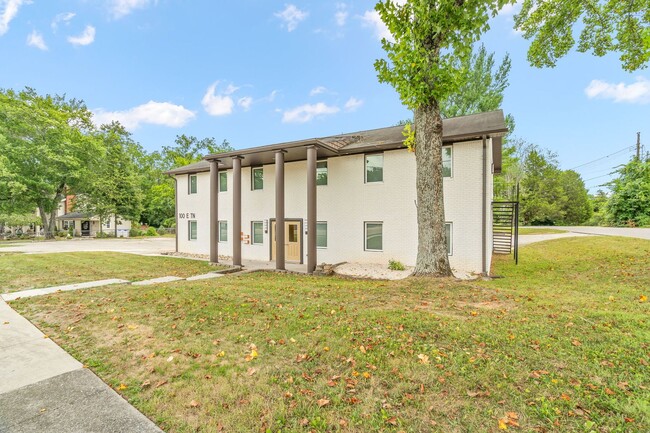 100 E Tennessee Ave in Oak Ridge, TN - Foto de edificio - Building Photo