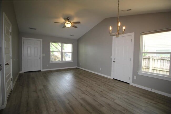 214 NW J St in Bentonville, AR - Foto de edificio - Building Photo
