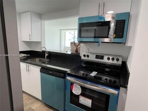 7545 E Treasure Dr in North Bay Village, FL - Building Photo - Building Photo