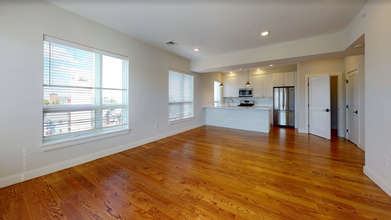 10 Everett Sq, Unit 503 in Boston, MA - Foto de edificio - Building Photo
