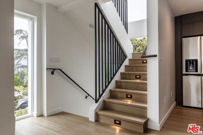 property at 921 N Mariposa Ave