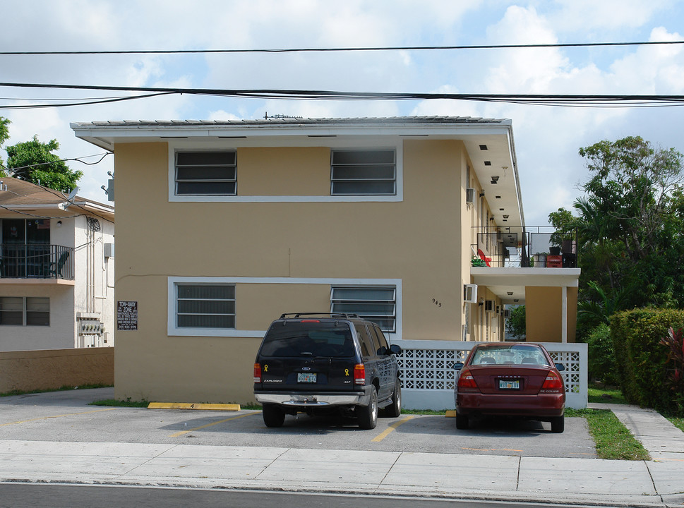 945 SW 7th St in Miami, FL - Building Photo