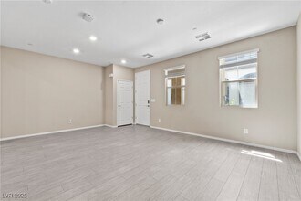 49 Alamere Falls Dr in Las Vegas, NV - Building Photo - Building Photo