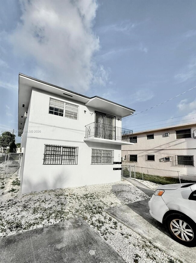 2617 NW 23rd Ave in Miami, FL - Foto de edificio - Building Photo