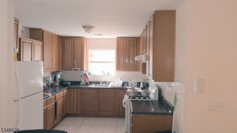 85 W Alpine St in Newark, NJ - Building Photo