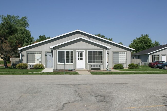 Bradlee Park Apartments in Le Roy, IL - Building Photo - Building Photo