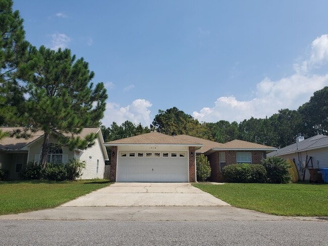 1516 Oakhill Rd in Gulf Breeze, FL - Foto de edificio - Building Photo