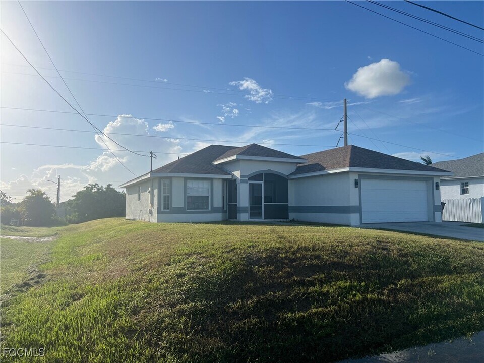 2504 Floyd Ave S in Lehigh Acres, FL - Building Photo
