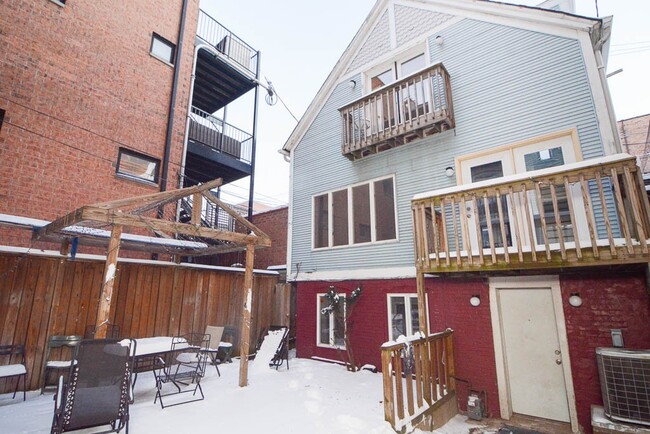 849 W Fletcher St, Unit G09C