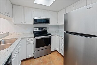 4574 Ringwood Meadow, Unit 4 in Sarasota, FL - Foto de edificio - Building Photo