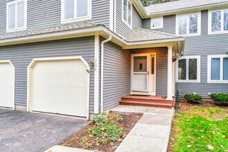 208 Castlewood Dr in Bloomfield, CT - Building Photo - Building Photo