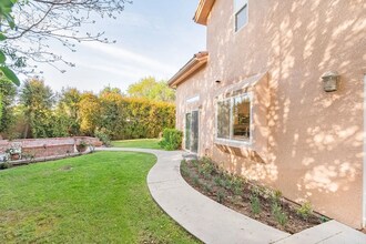 17333 San Jose St, Unit 107 in Granada Hills, CA - Foto de edificio - Building Photo