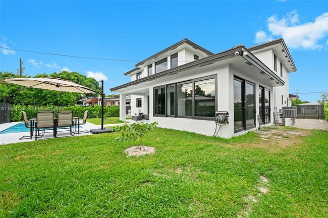 457 Lafayette Dr in Miami Springs, FL - Foto de edificio - Building Photo