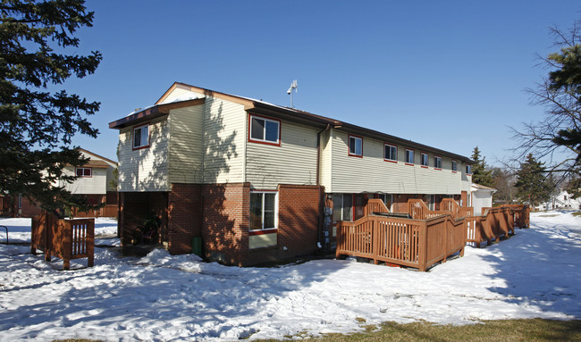 Maple Meadows Apartments in Ann Arbor, MI - Building Photo - Building Photo