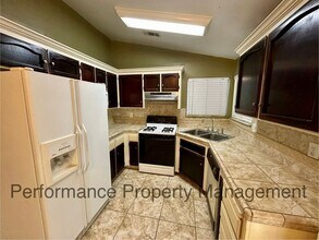 4611 Gardenwood Ln in Bakersfield, CA - Building Photo - Building Photo