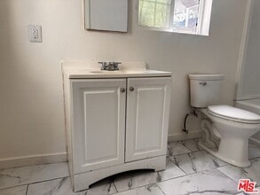 820 E 84th Pl in Los Angeles, CA - Building Photo - Building Photo