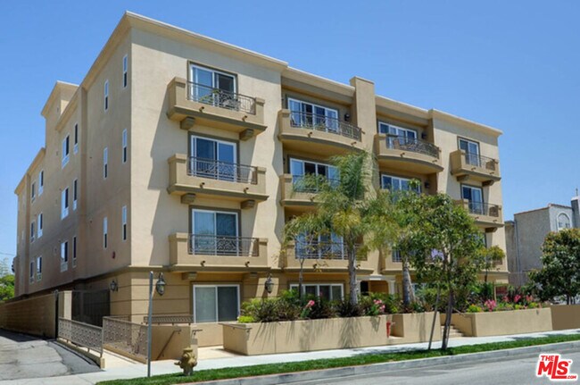 1530 Centinela Ave in Los Angeles, CA - Building Photo - Building Photo