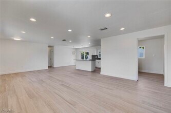 7171 Drake Dr in Ft. Myers, FL - Foto de edificio - Building Photo