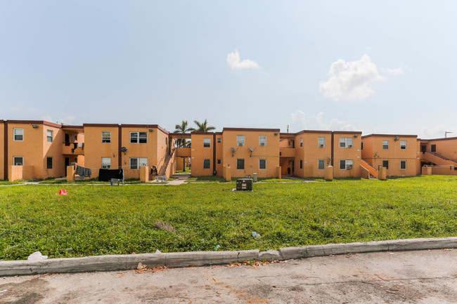 New Haven Gardens in Miami, FL - Foto de edificio - Building Photo