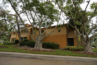 Palm Lakes Condominiums in West Palm Beach, FL - Foto de edificio - Building Photo