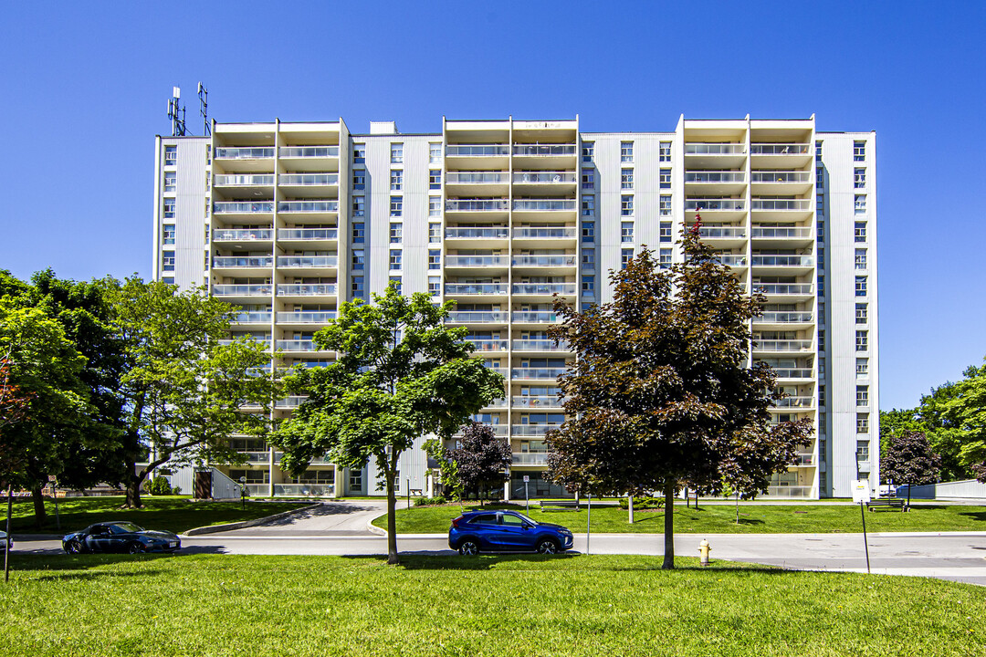 110 Inverlochy Blvd in Markham, ON - Building Photo