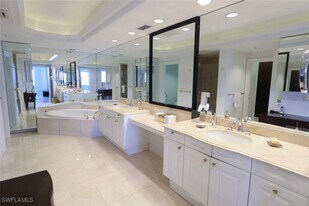 8665 Bay Colony Dr in Naples, FL - Building Photo