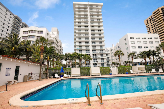 2457 Collins Ave, Unit 1608 in Miami Beach, FL - Building Photo - Building Photo