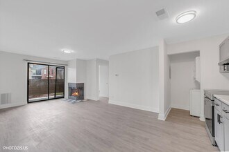 1955 N Hicks Rd in Palatine, IL - Foto de edificio - Building Photo